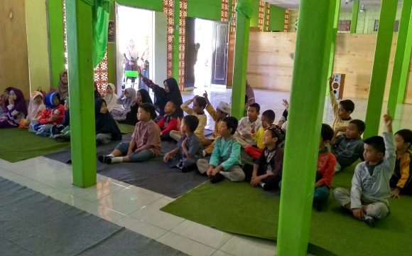 Aku Seorang Muslim Beriman Kepada Allah dan Berakhlaq Baik Terhadap Guru